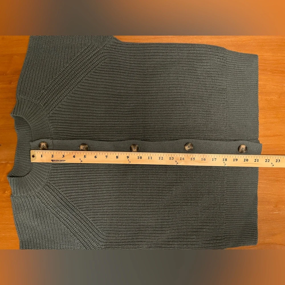 Banana Republic • Ribbed Green Cardigan • Size L • Button Front - Picture 5 of 6